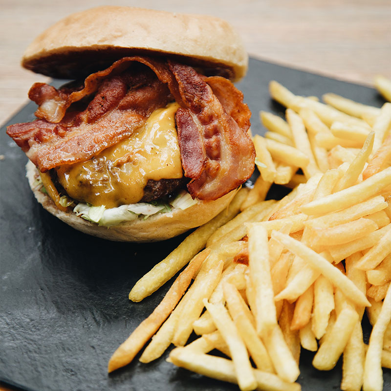 Panino e patatine fritte