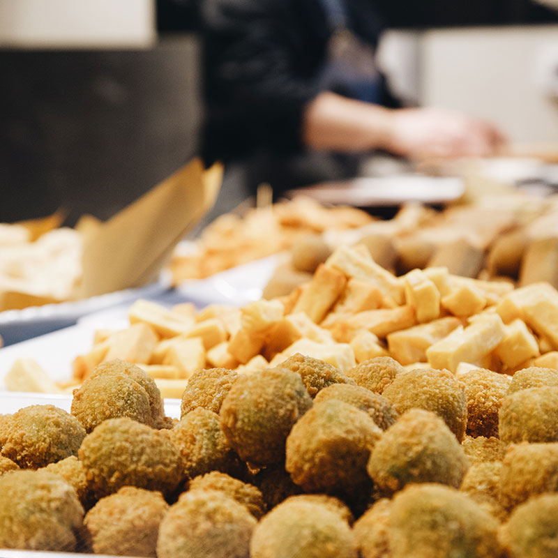  polpette e varie pietanze in tavolo 