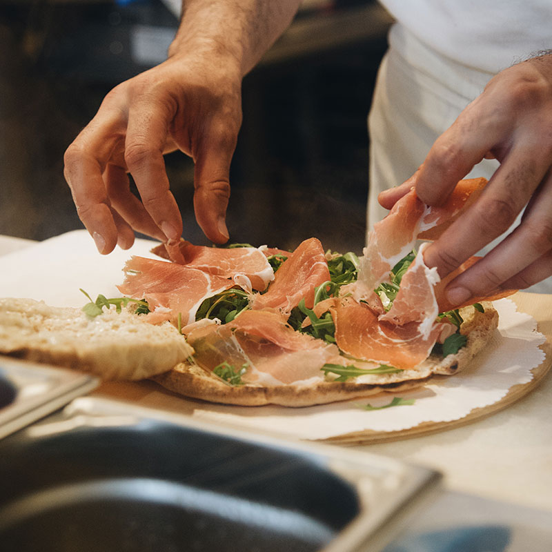 Pizzaiolo che prepara la pizza