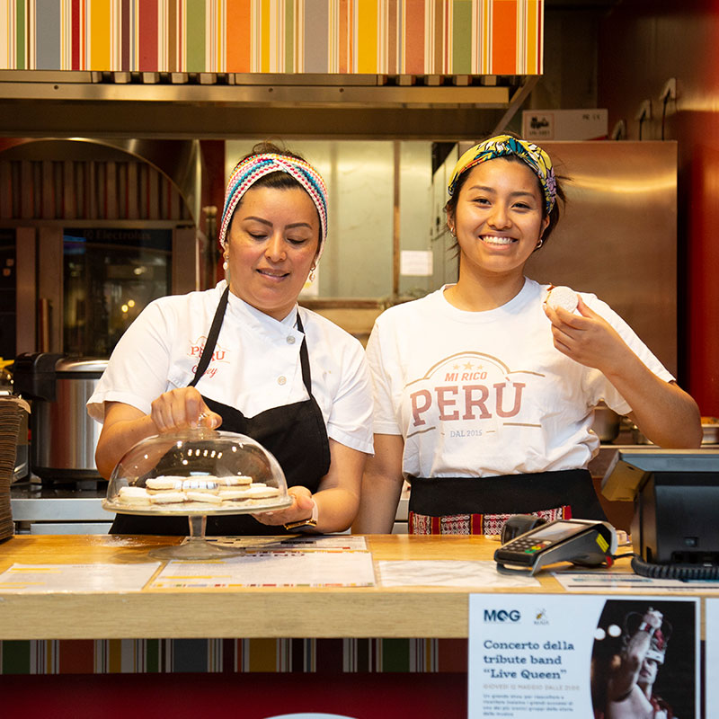 2 cameriere che stanno servendo i piatti