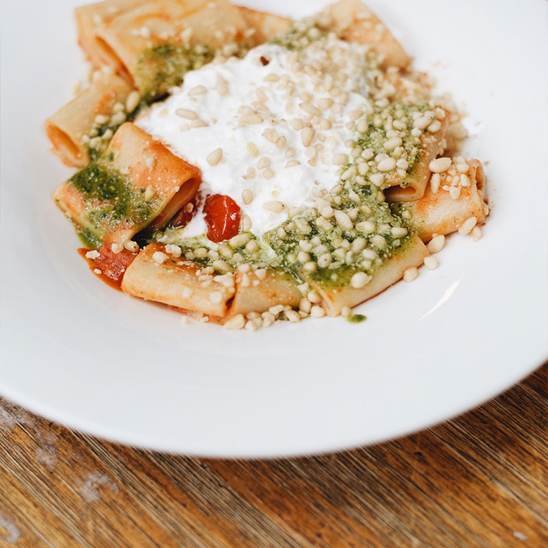 Piatto con pasta e condimento 