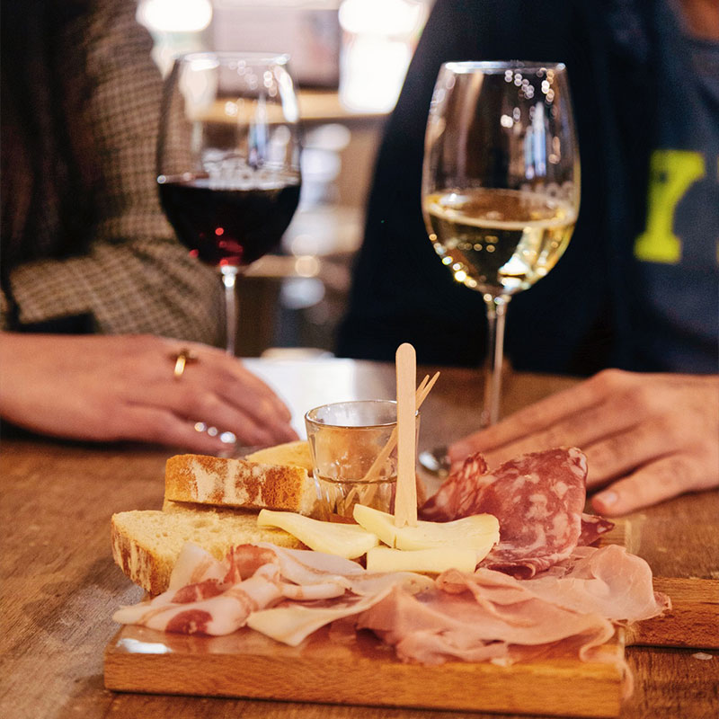  Due bicchieri di vino con salumi 