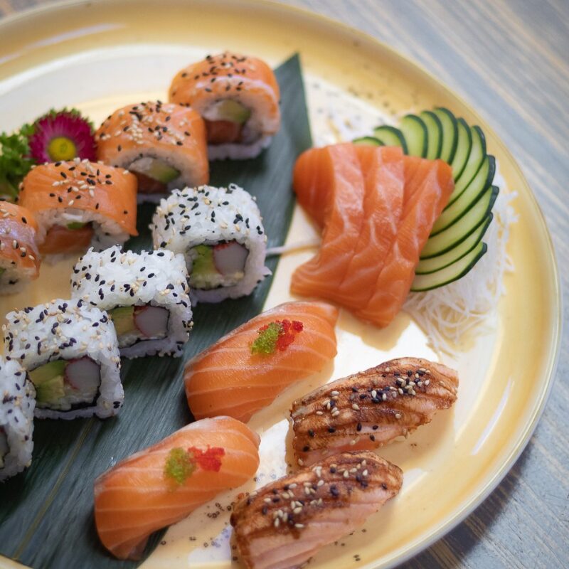  piatto con  sushi  